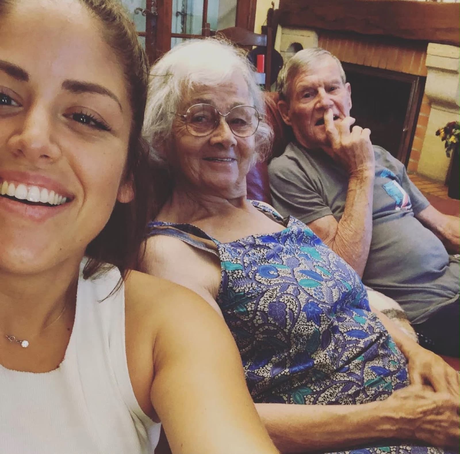 Laurie avec ses grands-parents Rosita et son grand-père
